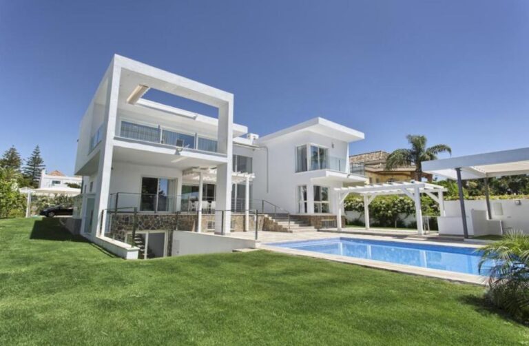 Villa Poniente en Marbella. Detalle de la fachada y el jardín